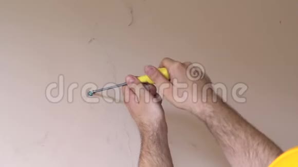 施工人员和杂工在施工现场使用黄色螺丝刀螺丝钢螺丝出墙视频的预览图