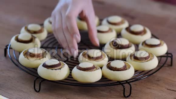 新鲜自制的蘑菇饼干圆圆的甜短面包视频的预览图