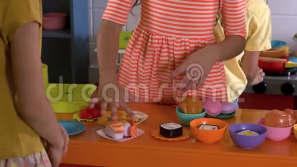 把孩子们用玩具厨房做寿司视频的预览图