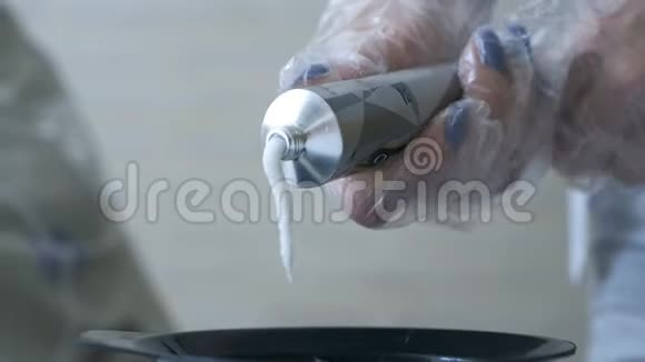打字机把一管染发剂挤到碗里头发护理视频的预览图