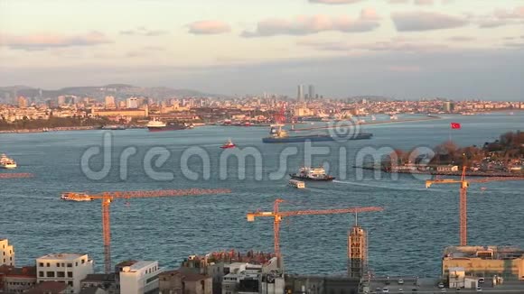 夏季日落时分在博斯普鲁斯海峡的海港和货船2019年4月10日视频的预览图