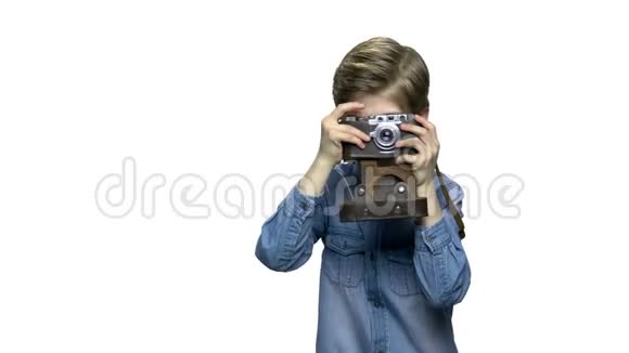 小孩用老式电影摄影机视频的预览图