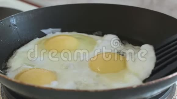 煎鸡蛋会干扰锅中的铲子视频的预览图