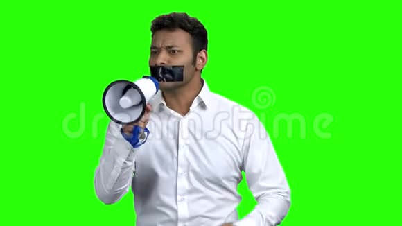 一个嘴被绑住想说话的人视频的预览图
