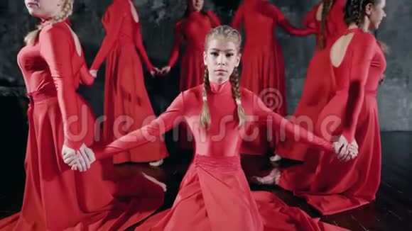 许多才华横溢的年轻女孩穿着红色表演舞蹈热情的节奏动作视频的预览图