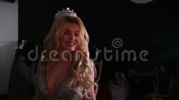 女孩金发模特穿着闪亮的裙子戴着皇冠在摄影棚拍照视频的预览图