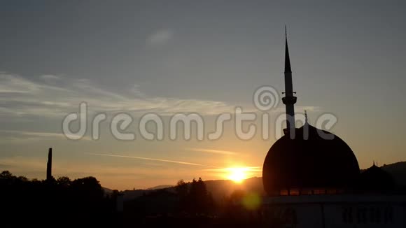 带有日落背景的清真寺剪影宗教伊斯兰教穆斯林上帝视频的预览图