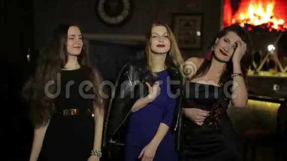 三位年轻的白种人女性在豪华酒吧里给镜头送上一个吻视频的预览图