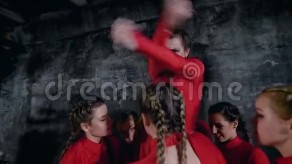 穿红色服装的漂亮女孩在室内表演舞蹈视频的预览图