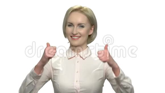 兴奋的商务女性竖起了两个大拇指视频的预览图