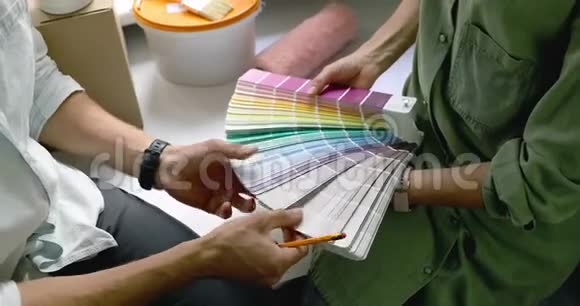 夫妇讨论选择油漆颜色从样本为新家视频的预览图