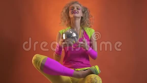 穿着80年代风格衣服的女人扔迪斯科舞会视频的预览图