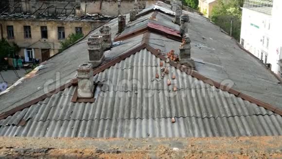 有烟囱的旧屋顶以及乌克兰敖德萨市的一所旧房子被大火摧毁的屋顶视频的预览图