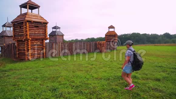 一个拿着相机拍摄木制堡垒的女旅行者视频的预览图
