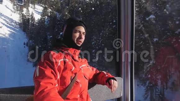 一个人坐在小屋的滑雪电梯里到山顶视频的预览图