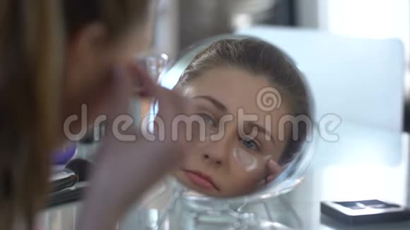 女孩去除眼睛周围皮肤的补丁有效帮助面对皮肤美容视频的预览图