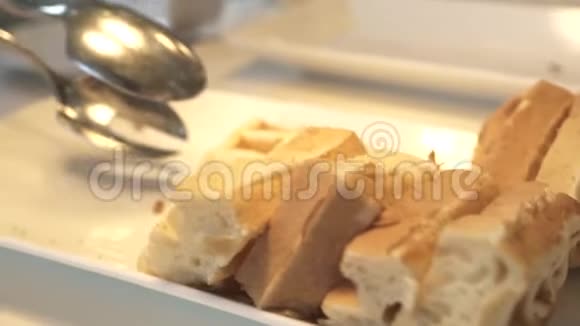 手拿比利时华夫饼在酒店餐厅的自助餐上放上白色盘子早上提供甜烤华夫饼视频的预览图