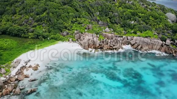空中无人机4k视频塞舌尔最美丽的田园热带海滩AnseMarron在拉迪盖岛视频的预览图