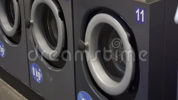 自助洗衣硬币洗衣机和彩色洗衣的视频特写镜头视频的预览图