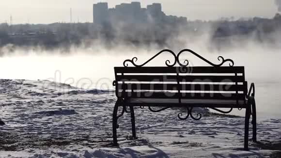 在城市的背景下在雾中坐着长凳视频的预览图