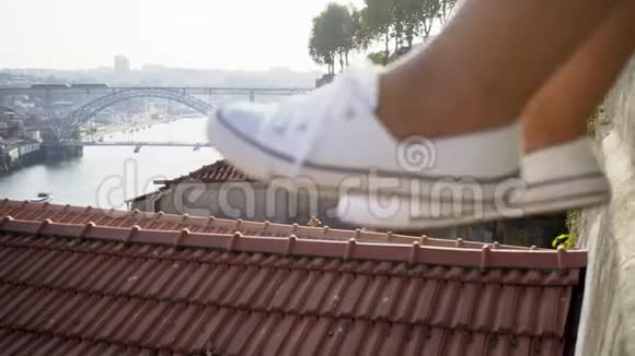 女士的腿穿着靠近屋顶的鞋子视频的预览图