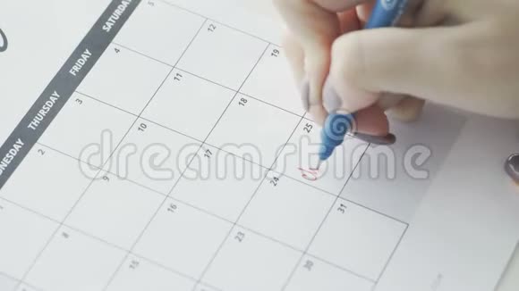 女人用红笔在日历上写字圣诞视频的预览图