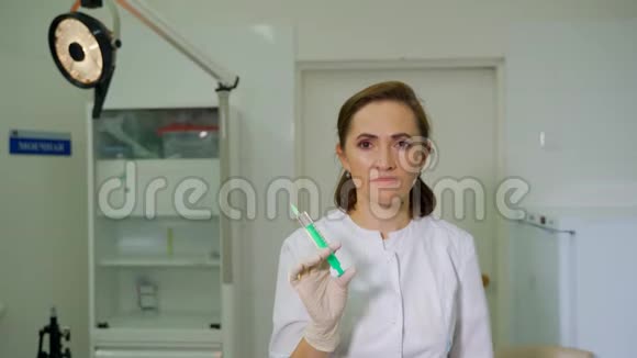 护士手拿注射器洒上药水特写从注射器中喷洒药物挤压视频的预览图