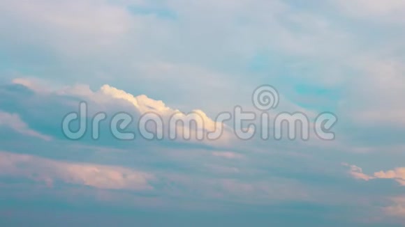 多云的天空时空背景空气时间推移中的浮云景观视频的预览图