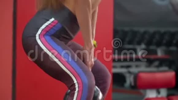 穿着运动服的年轻女孩用水壶铃做交叉健身运动视频的预览图