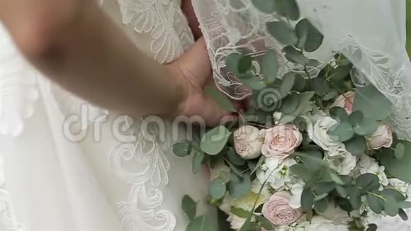 新娘背着她的花束关门视频的预览图
