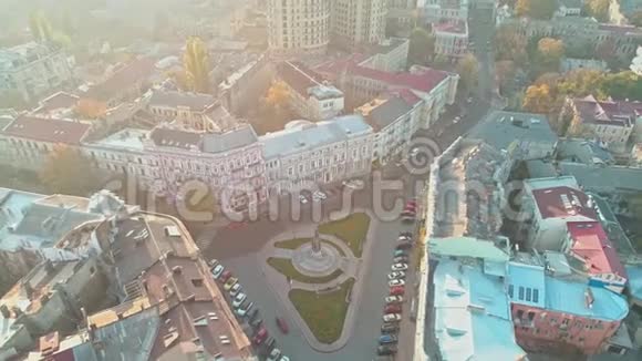 在敖德萨的凯瑟琳二世伟大纪念碑上俯瞰埃卡捷琳斯卡亚广场视频的预览图