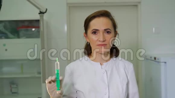 护士手拿注射器洒上药水特写从注射器中喷洒药物挤压视频的预览图