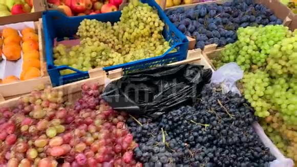 市场上柜台上美味的天然水果视频的预览图