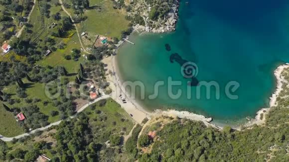 希腊波罗岛的空中录像瓦吉奥尼亚湾帕拉利亚瓦戈尼亚碧水青山史诗般的全景视频的预览图