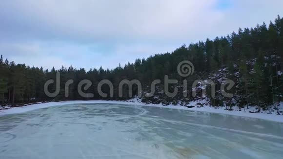 森林中的冰冻池塘无人机镜头视频的预览图