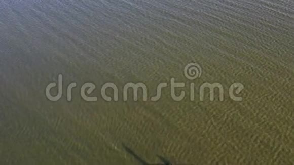 带渔民的海上泻湖混凝土码头防波堤空中视频的预览图