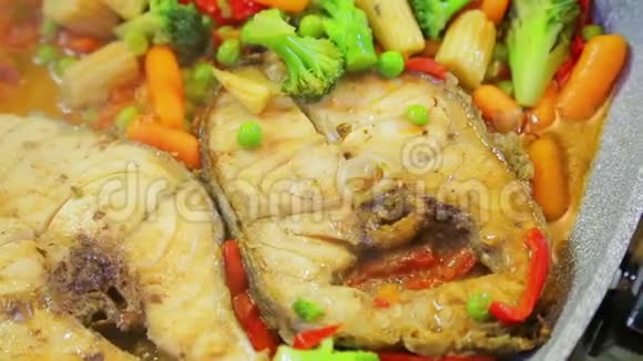 把蔬菜和鱼放入沸水中炒视频的预览图