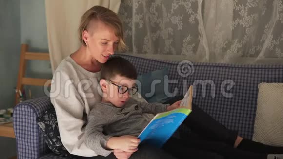 母子俩在看书视频的预览图