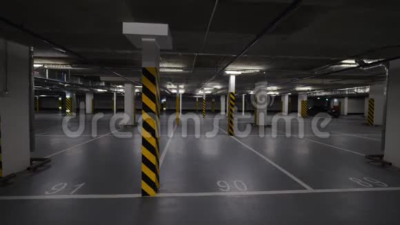 地下停车场车很少视频的预览图