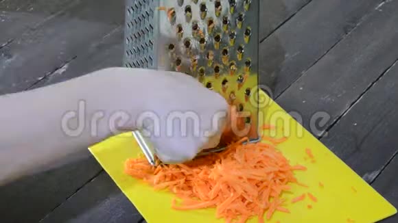 厨师的手把胡萝卜磨碎了视频的预览图