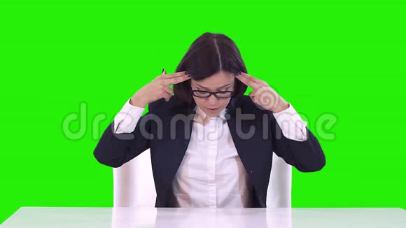 女商人坐在工作桌前尖叫张开双臂视频的预览图