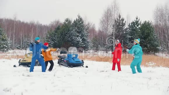 冬季森林一个玩雪球的年轻家庭女生对男生慢动作视频的预览图
