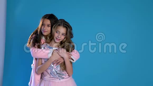 两个时髦的女孩笑着拥抱视频的预览图