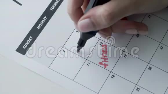 女人用红毛毡笔在日历上写字视频的预览图