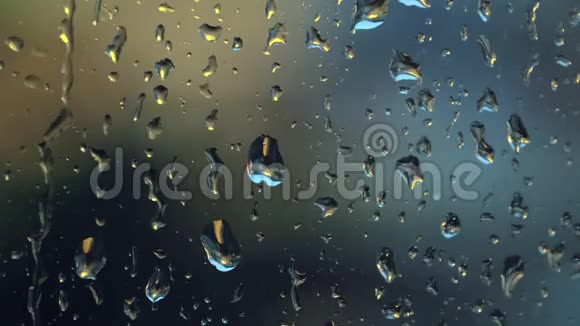雨天窗上的雨滴视频的预览图