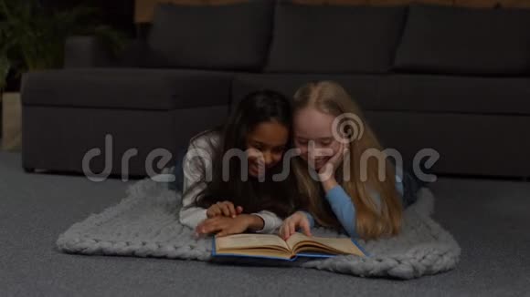 快乐的多种族孩子在家读童话视频的预览图