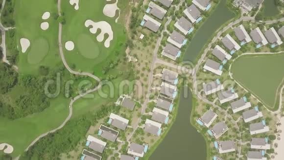 拥有豪华住宅和高尔夫球场的现代村舍村庄从上面的飞行无人机可以看到空中景观旅游胜地视频的预览图