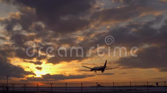 飞机着陆了黎明一大早地平线上的天空是橙色的视频的预览图