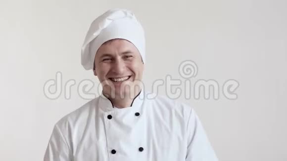 穿着服装的男白厨师波特看着镜头表情尖叫视频的预览图