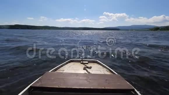 在波浪状的湖水上俯瞰钓鱼的金属船鼻视频的预览图